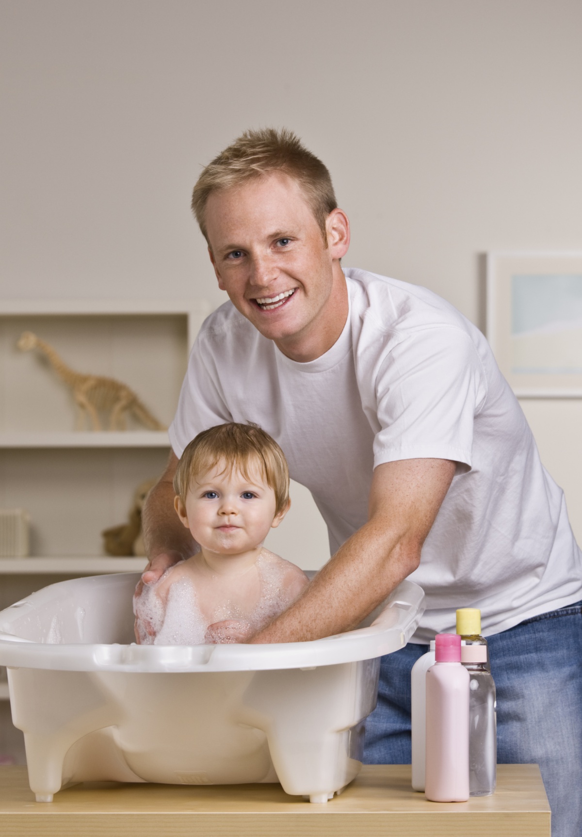 Daughter bath. Отец купает ребенка. Дети в ванной с папой. Родители купают ребенка. Семья в ванной.