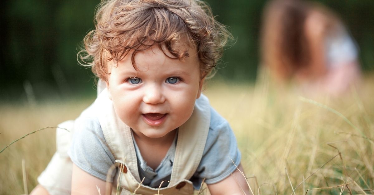 beba dečak se smeje