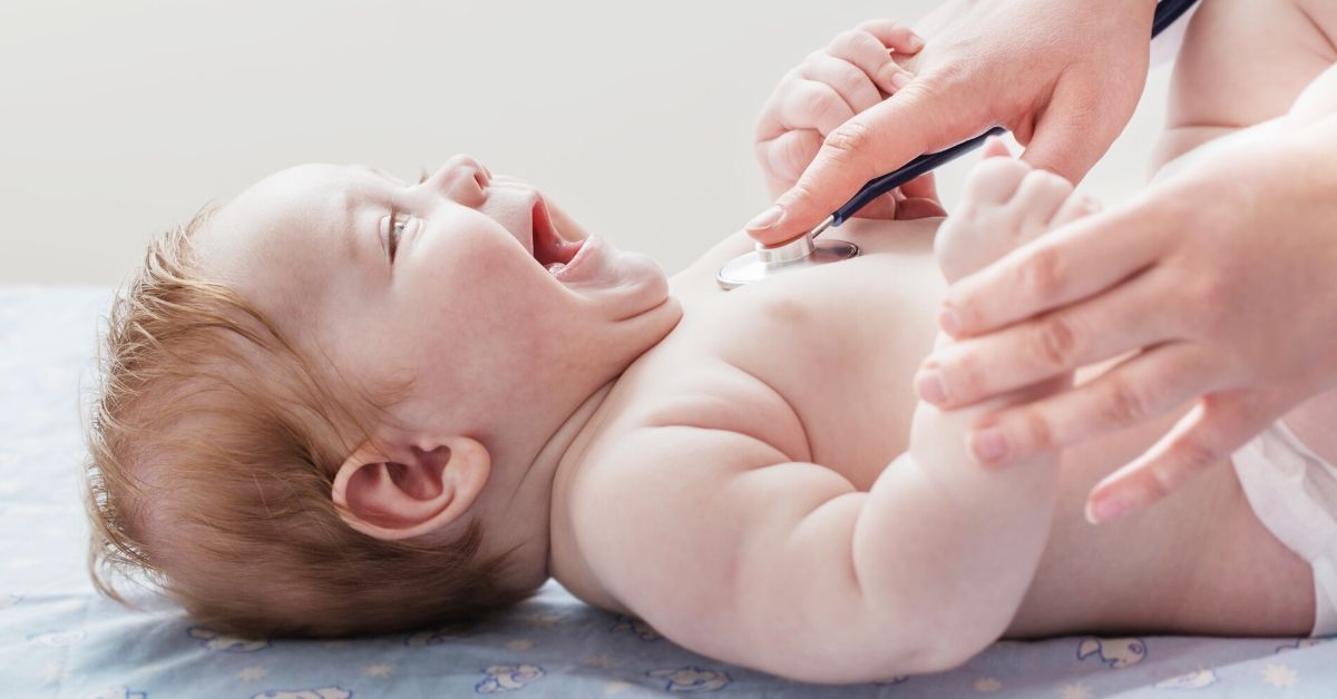 Beba kod lekara smeje se