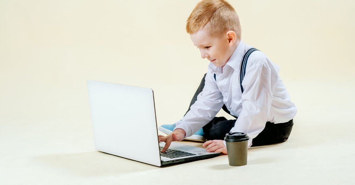 Dete za kompjuterom