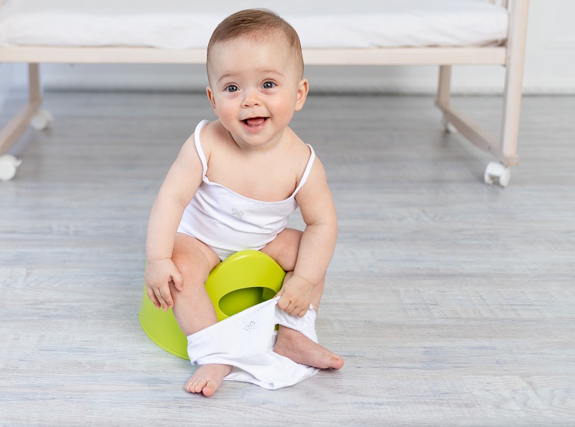 Beba sedi na noši i smeje se