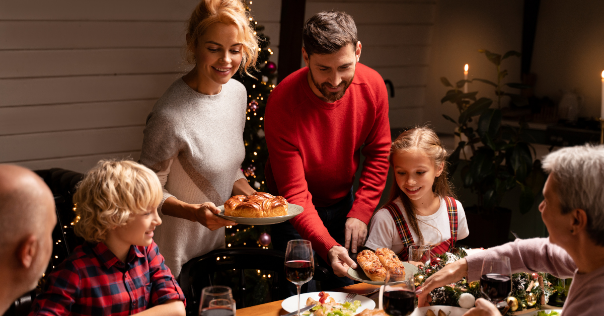 porodica za božićnom trpezom