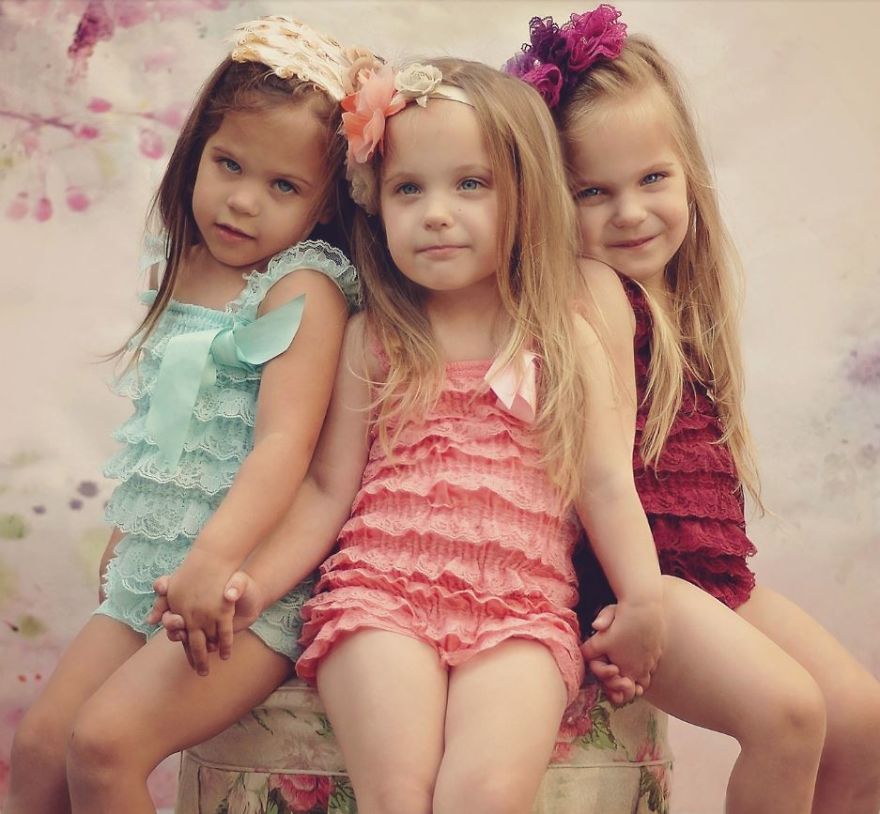 пять сестер фото. фотосессия сестёр пятерых. сестры в платьях. три девочки. друзья в свадебных платьях.