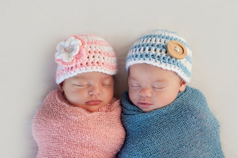 dojenje blizanaca