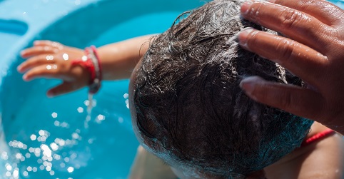 Dete šamponira kosu